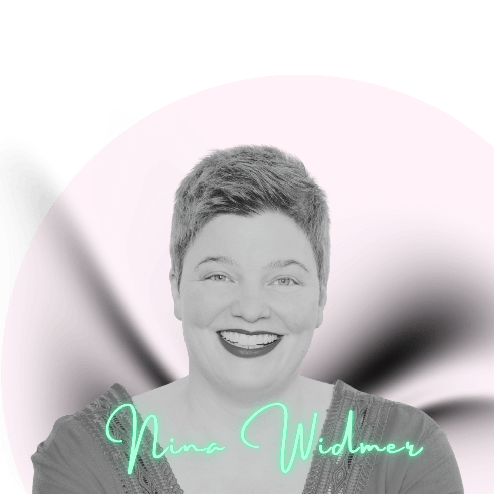 Schwarzweiss Porträt von Nina Widmer, Sängerin und Initiatin des Komponistinnenfestivals