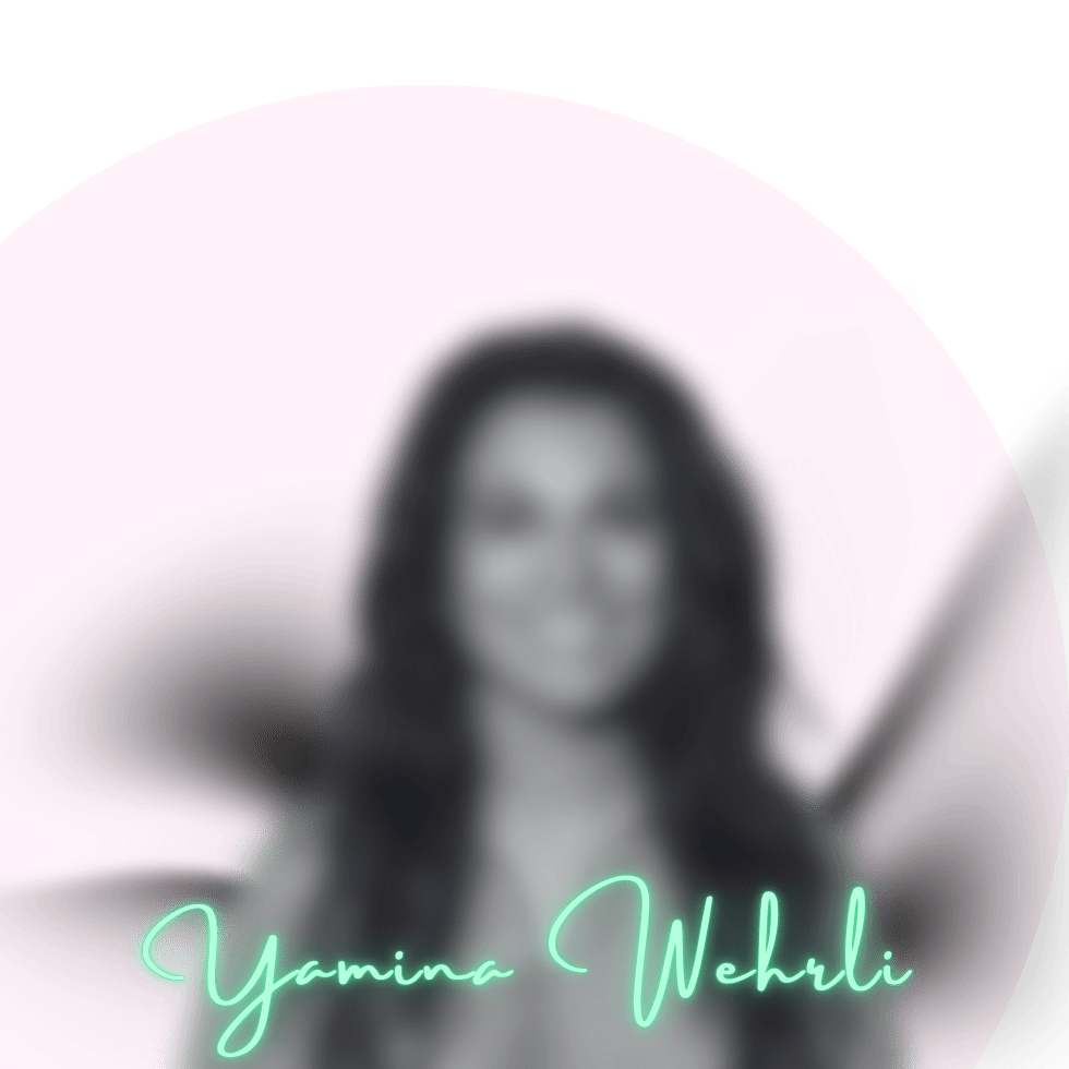 Schwarzweiss Foto von Yamina Wehrli, Social Media Verantwortliche Komponistinnenfestival. 